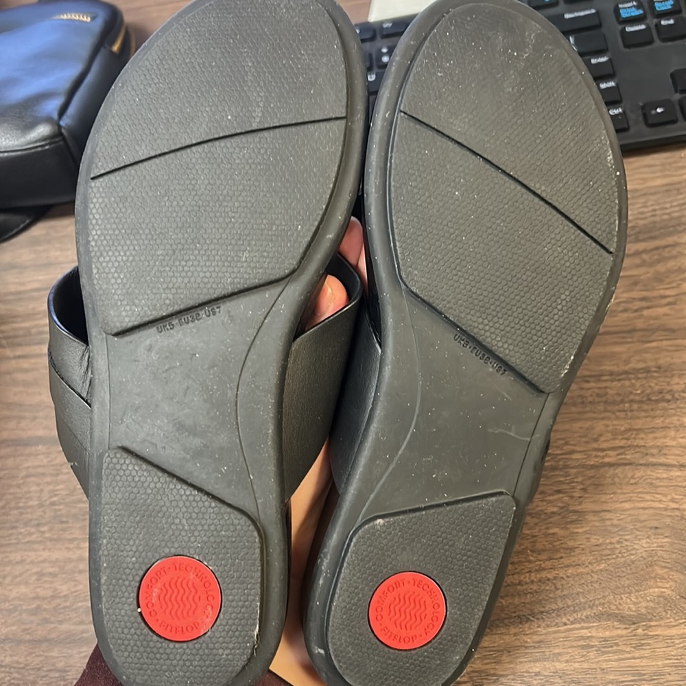 FitFlop Gracie Rubber-Chain Leather Toe Post Sandals - Picture 3 of 3